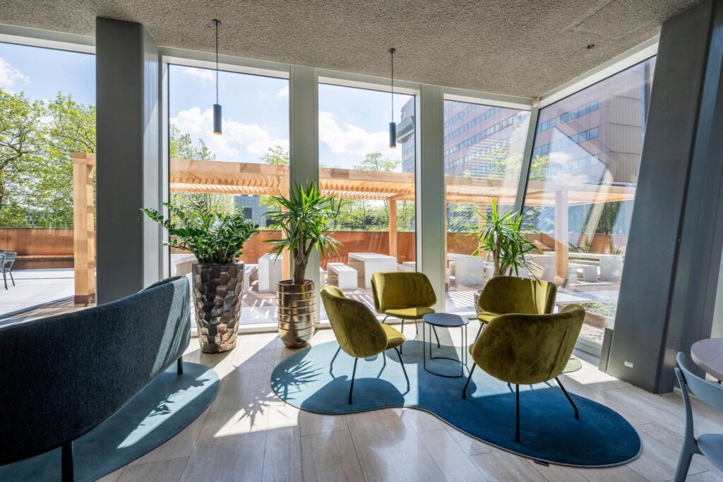 Licht en modern ingerichte loungeruimte aan de David Ricardostraat met uitzicht op een zonnig terras.